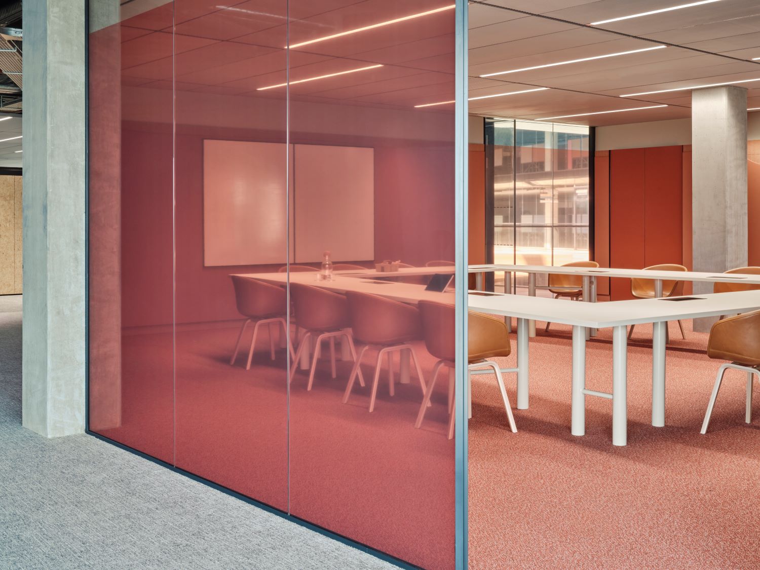 Vergaderruimte met meubels en wand